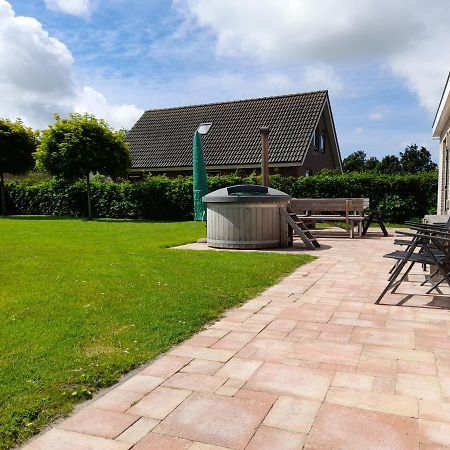 Wellnesshuis Met Hottub, Ligbad En Grote Tuin Villa Tzummarum Exterior foto