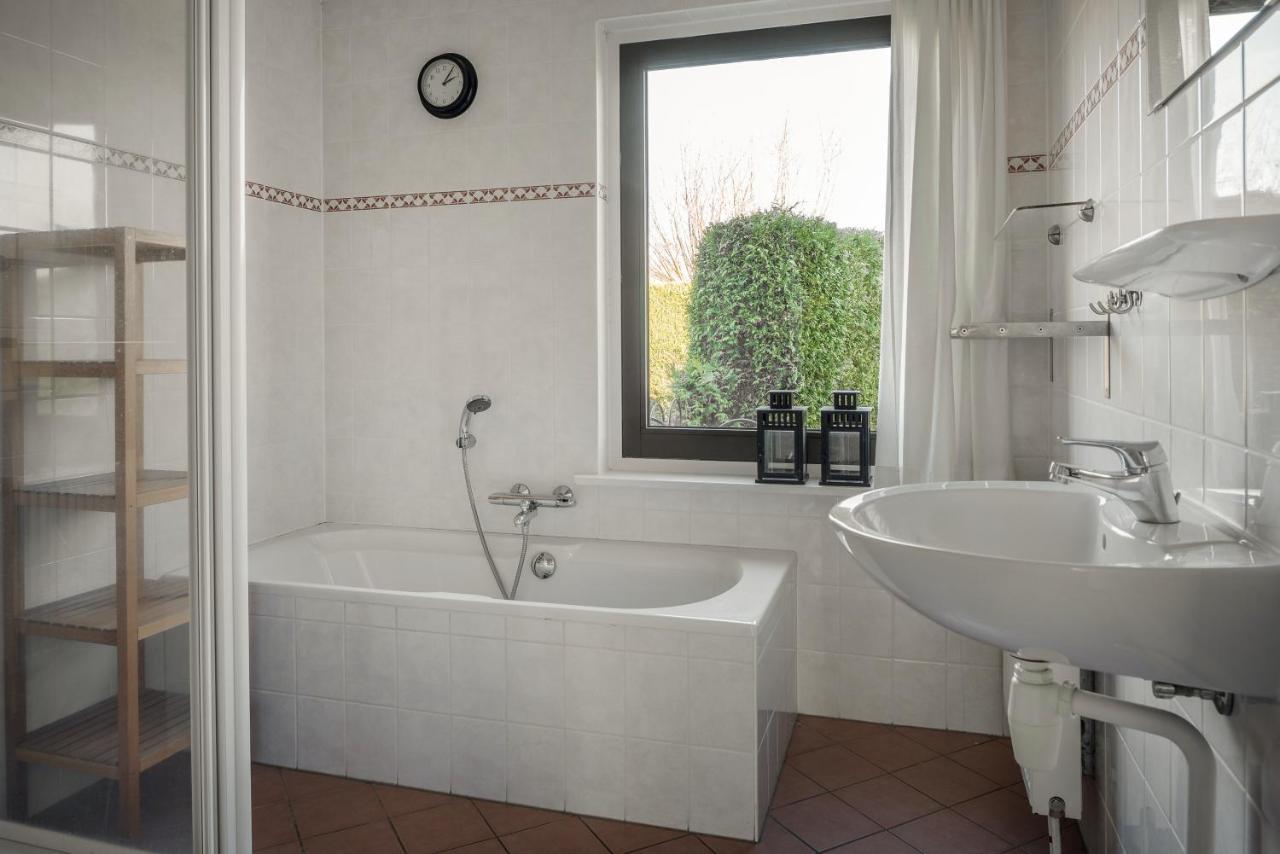 Wellnesshuis Met Hottub, Ligbad En Grote Tuin Villa Tzummarum Exterior foto