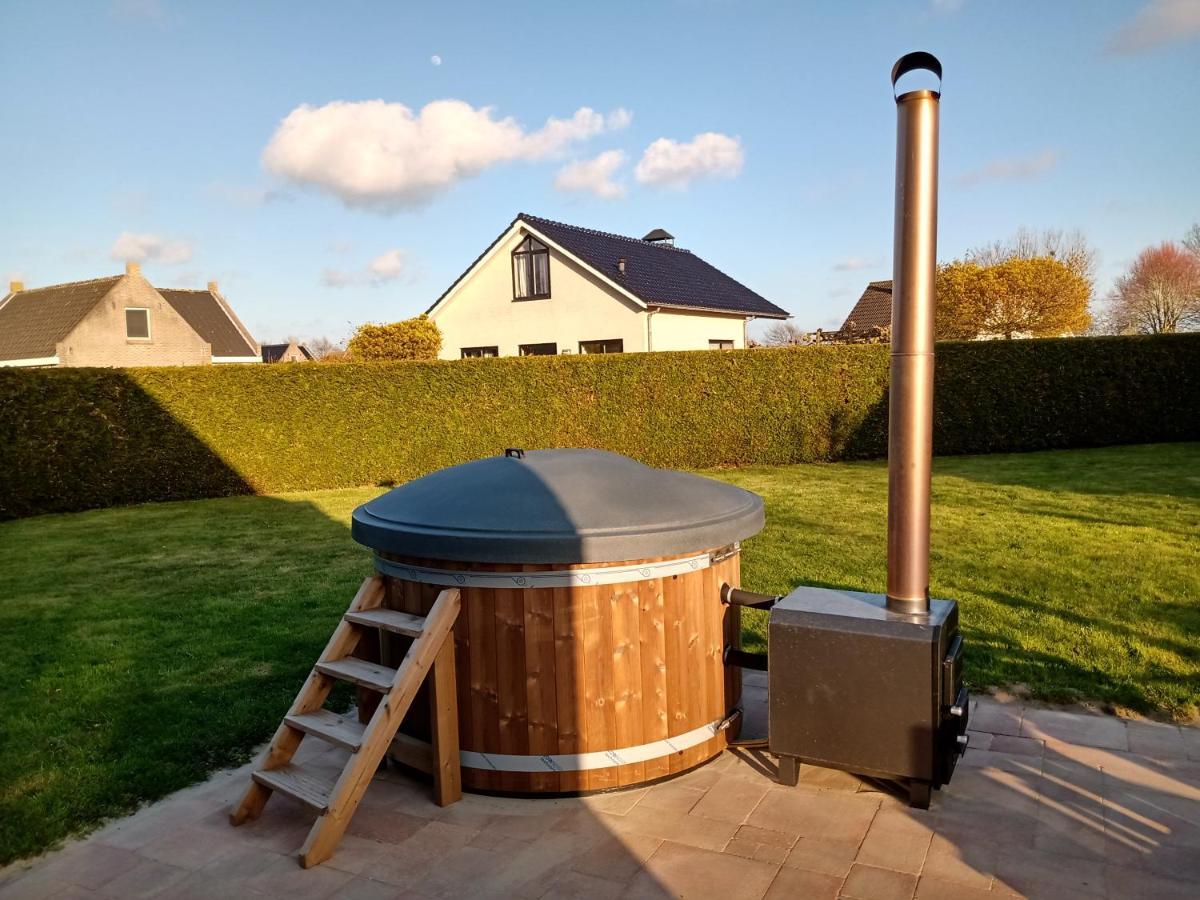 Wellnesshuis Met Hottub, Ligbad En Grote Tuin Villa Tzummarum Exterior foto