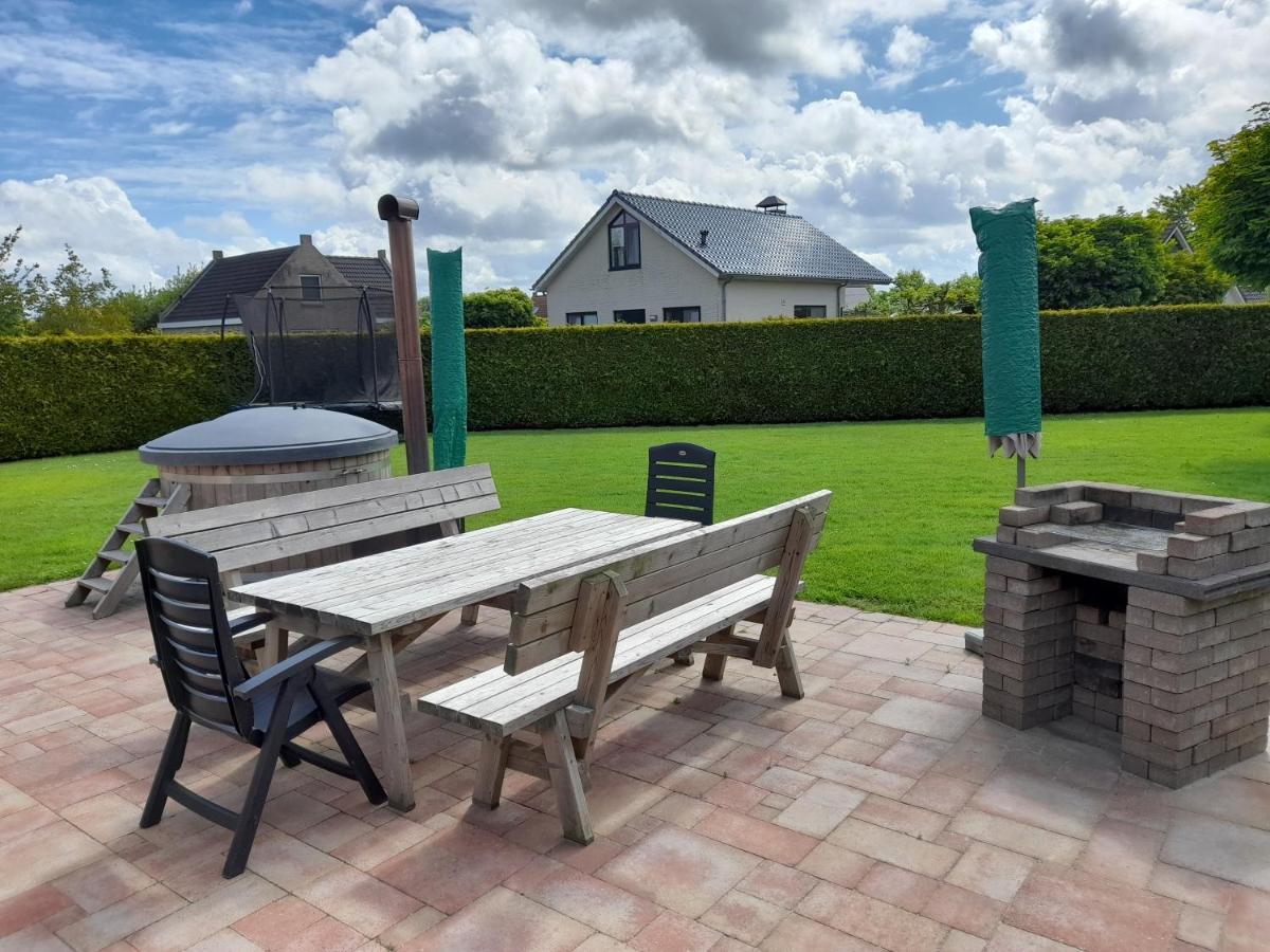 Wellnesshuis Met Hottub, Ligbad En Grote Tuin Villa Tzummarum Exterior foto