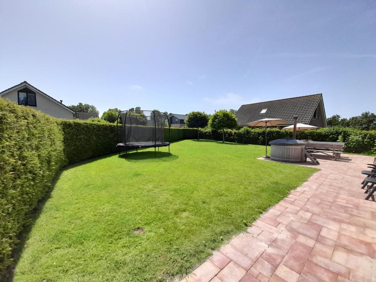 Wellnesshuis Met Hottub, Ligbad En Grote Tuin Villa Tzummarum Exterior foto