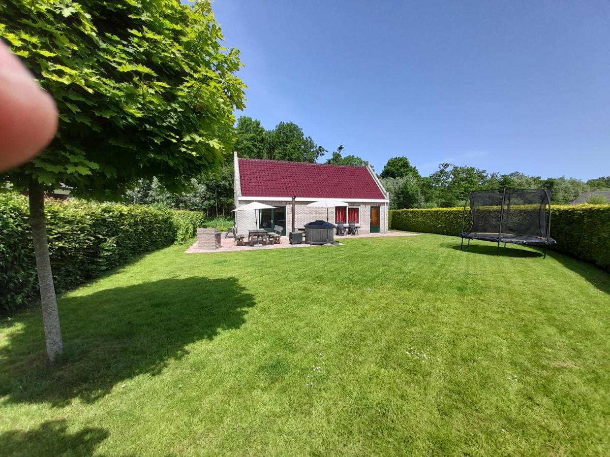 Wellnesshuis Met Hottub, Ligbad En Grote Tuin Villa Tzummarum Exterior foto